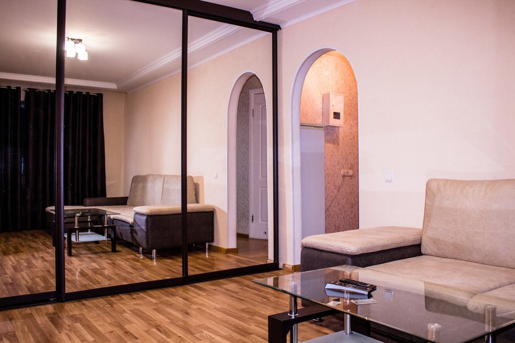 Semi Luxury Apt On Yatsenka 8 Near Intourist Hotel Zaporizhia ภายนอก รูปภาพ