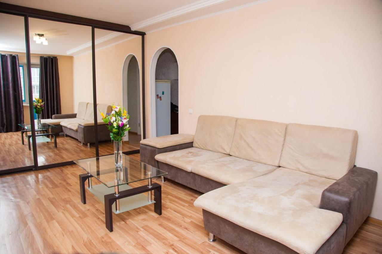 Semi Luxury Apt On Yatsenka 8 Near Intourist Hotel Zaporizhia ภายนอก รูปภาพ
