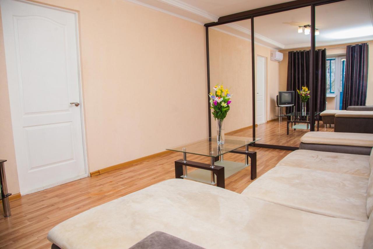 Semi Luxury Apt On Yatsenka 8 Near Intourist Hotel Zaporizhia ภายนอก รูปภาพ