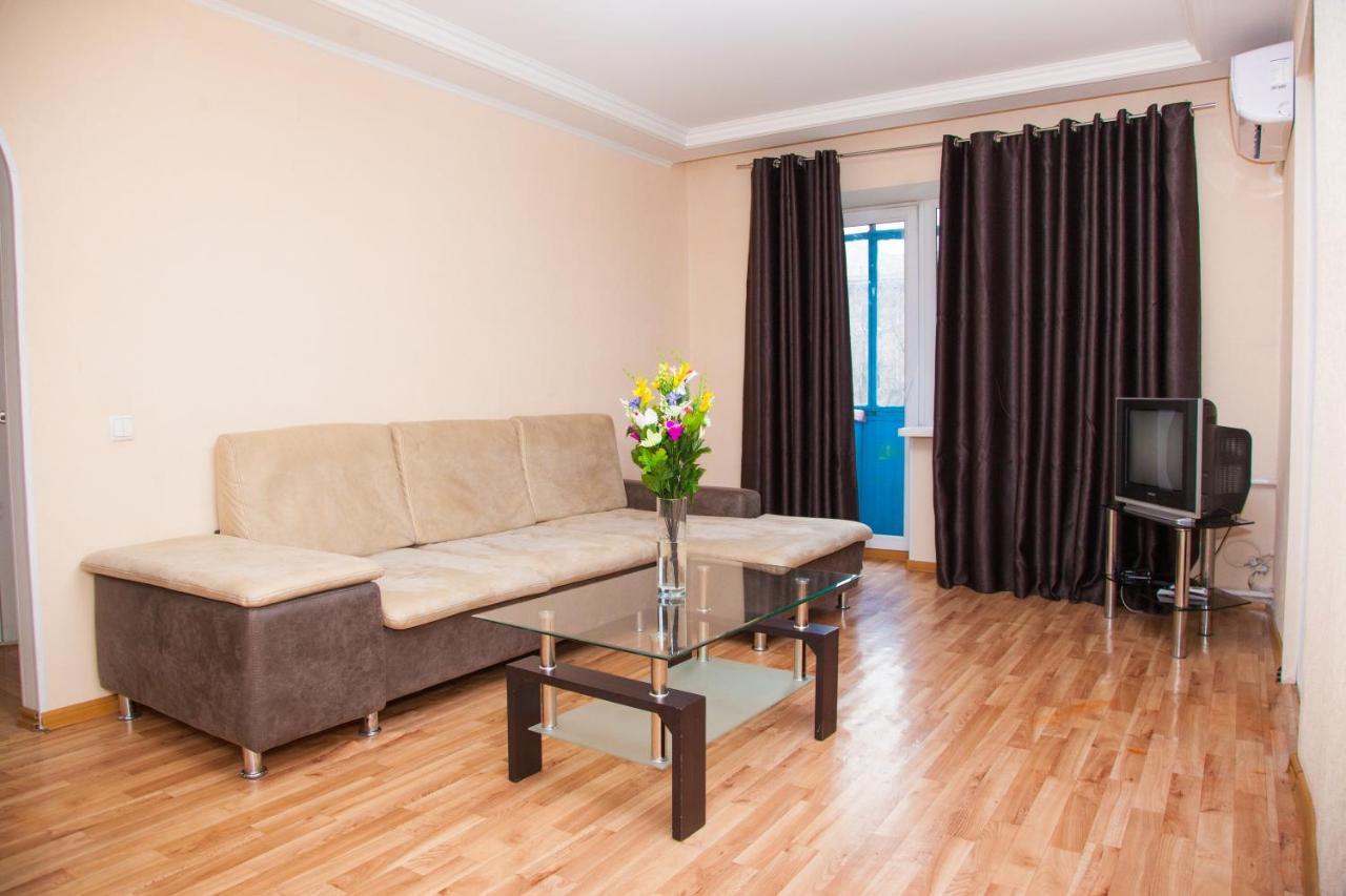 Semi Luxury Apt On Yatsenka 8 Near Intourist Hotel Zaporizhia ภายนอก รูปภาพ